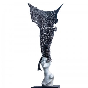 Sculpture contemporaine de Marius Dansou, une coiffe aérienne 