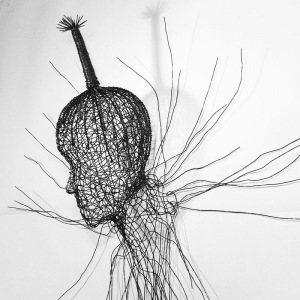Des têtes aériennes de l'artiste contemporain remy samuz
